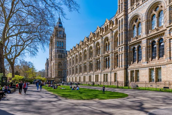 London, Büyük Britanya - Nisan 18: Bir görünüm mimarisinin ve gardens Londra'nın ünlü Doğal Tarih Müzesi 18 Nisan 2018 Londra'da bu