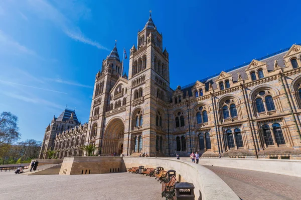 London, Büyük Britanya - 18 Nisan: mimari ünlü Doğal Tarih Müzesi, Londra'da 18 Nisan 2018 tarihinde Londra'nın popüler bir turizm