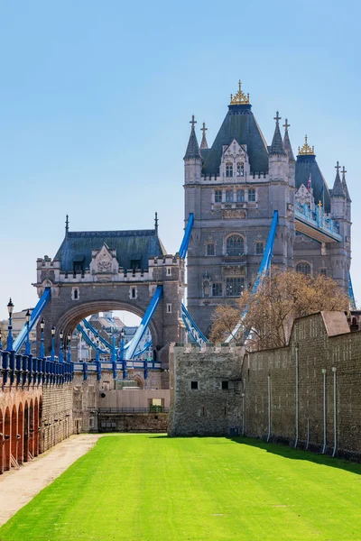 Ünlü Tower Bridge ve Tower of London görünümü