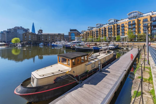 London, Büyük Britanya - Nisan 19: Tekneleri ve ünlü St Katherine Dock binalarda 19 Nisan 2018 Londra'da görülmektedir