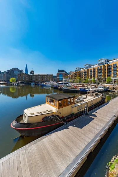 London, Büyük Britanya - Nisan 19: Tekneleri ve ünlü St Katherine Dock binalarda 19 Nisan 2018 Londra'da görülmektedir