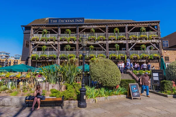 London, Büyük Britanya - Nisan 19: Dickens Inn, St Katharine Dock içinde 19 Nisan 2018 Londra'da bulunan geleneksel bir İngiliz pub görülmektedir