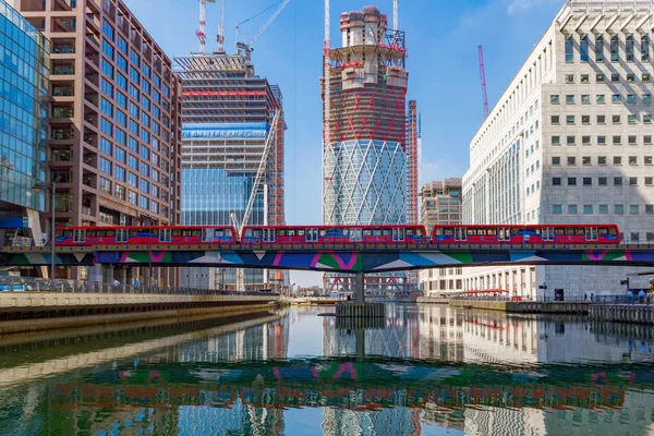 カナリー ワーフの金融街モダンな建築観 2018 日にこれはロンドンでロンドン イギリス — ストック写真
