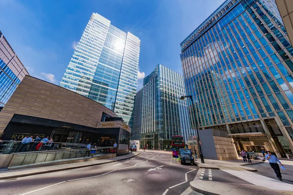 London, Büyük Britanya - 20 Nisan: Ths modern mimari ve Canary Wharf finans bölgesi içinde gökdelenler 20 Nisan 2018 Londra'da görülmektedir