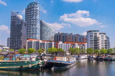 London, Büyük Britanya - 20 Nisan: Blackwall Havzası modern nehir Apartmanlar ve Londra finans bölgesine Canary Wharf 20 Nisan 2018 üzerinde yakın liman alanı
