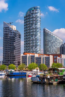 London, Büyük Britanya - 20 Nisan: Blackwall Havzası modern nehir Apartmanlar ve Londra finans bölgesine Canary Wharf 20 Nisan 2018 üzerinde yakın liman alanı