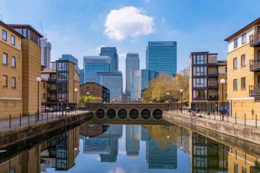 London, Büyük Britanya - 20 Nisan: görünümünü nehir Apartmanlar ve Canary Wharf finansal bölgesinde modern gökdelenler 20 Nisan 2018 tarihinde Londra'da
