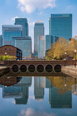 London, Büyük Britanya - 20 Nisan: görünümünü nehir binalar ve Canary Wharf finansal bölgesinde modern gökdelenler 20 Nisan 2018 tarihinde Londra'da
