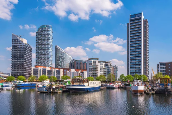 London, Büyük Britanya - 20 Nisan: Blackwall Havzası modern nehir Apartmanlar ve Londra finans bölgesine Canary Wharf 20 Nisan 2018 üzerinde yakın liman alanı