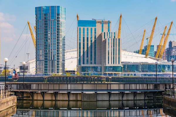 London Storbritannien April Höga Byggnader Staden Med Arena Bakgrunden Längs — Stockfoto