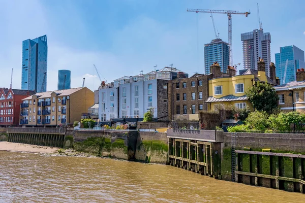 ロンドン イギリス テムズ川ウォーター フロントの住宅とカナリーワーフ 2018 日にロンドンのドックランズ付近のアーキテクチャ — ストック写真