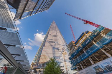 London, Büyük Britanya - 20 Nisan: Shard ve görünümünü kent merkezinde modern Londra şehir binaların üzerinde 20 Nisan 2018 Londra'da