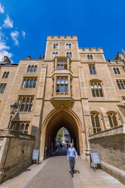 London, Büyük Britanya - Mayıs 04: görünüm Dekan'ın bahçesinde geleneksel tarihi mimarisi üzerinde 04 Mayıs 2018 Londra'daki Westminster Abbey yakınındaki