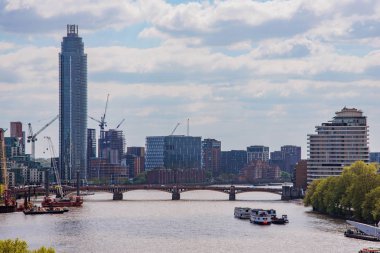 Thames Nehri boyunca Vauxhall Kulesi ve şehir binalar Londra'daki London, Büyük Britanya - Mayıs 04: görünümü üzerinde 04 Mayıs 2018