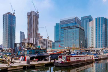 London, Büyük Britanya - 20 Nisan: görünüm Blackwall Havzası Dock ve finans bölgesine gökdelenler 20 Nisan 2018 tarihinde Londra'da Canary Wharf