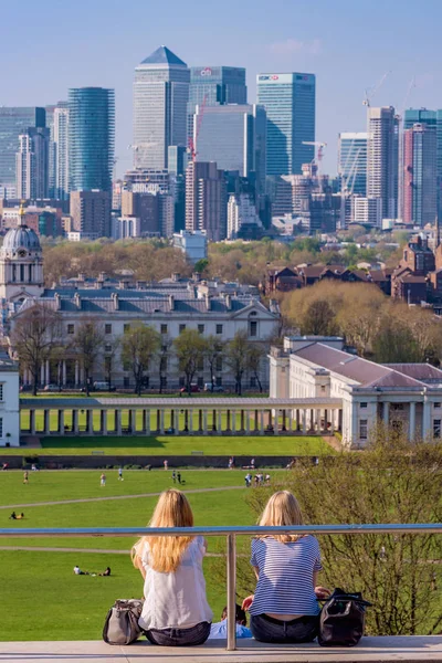 London Vereinigtes Königreich April 2018 Menschen Sitzen Oben Auf Dem — Stockfoto