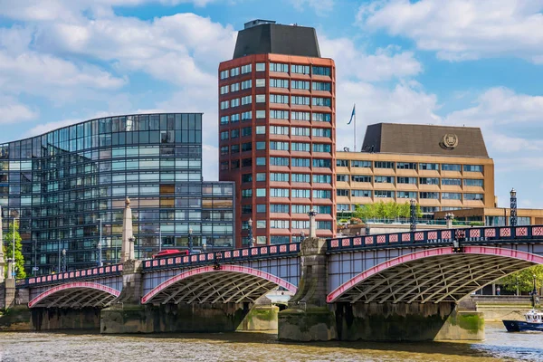 ロンドン イギリス 04日 ビューのランベス ブリッジと街の建物 2018 日にロンドンでテムズ川沿い — ストック写真