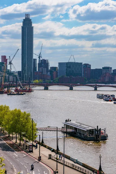 2018 日にロンドンでテムズ川沿いボクソール タワーと都市の建物のロンドン イギリス 04日 ビュー — ストック写真