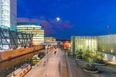 LONDON, BİRLİK KINGDOM - 31 Ekim 2017 'de Londra' da Paddington İstasyonu 'nun dışındaki Paddington Riverside bölgesinin görüntüsü