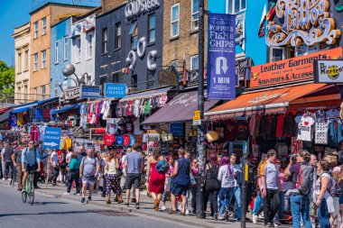 LONDON, UNITED KINGDOM - 5 Mayıs 2018 'de Londra' da turistler ve yerel halk için popüler bir alışveriş merkezi olan ünlü Camden ana caddesindeki dükkanların görüntüsü