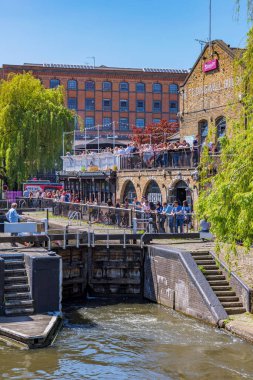 Bu, 5 Mayıs 2018 'de Londra' da bulunan ünlü bir seyahat merkezi olan Camden Lock ve Camden Market nehir kenarı manzarası.