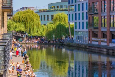 LONDON, UNITED KINGDOM - 05 Mayıs: 05: Camden Regent Kanalı boyunca nehir kenarı mimarisi görüntüsü 05 Mayıs 2018 Londra