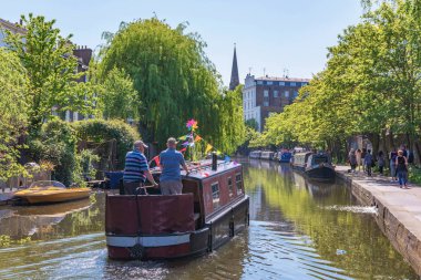 LONDON, UNITED KINGDOM - MAYIS 05: Camden 'deki Vekil Kanalı' ndaki teknenin manzarası, 5 Mayıs 2018 'de Londra' da bulunan ünlü bir kanal