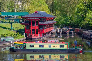 LONDON, UNITED KINGDOM - 05 Mayıs: 05: Manzara ünlü Feng Shan yüzen Çin restoranı kanal etrafında geleneksel İngiliz tekneleri ile 5 Mayıs 2018 Londra 'da kenetlendi