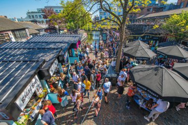 Bu, insanların 5 Mayıs 2018 'de Londra' da sokak yemeği yemek için geldikleri Camden pazarındaki Kerb 'ün bir görüntüsü.
