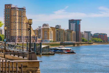 LONDON, UNITED KINGDOM - 6 Haziran 2018 'de Londra' da Thames Nehri kıyısındaki Canary Wharf finans bölgesindeki apartmanların görüntüsü