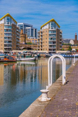 LONDON, UNITED KINGDOM - 6 Haziran 2018 'de Londra' da bulunan Limehouse Havzası 'ndaki liman binalarının manzarası.