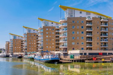 LONDON, UNITED KINGDOM - 6 Haziran 2018 'de Londra' da bulunan Limehouse Havzası 'ndaki liman binalarının manzarası.