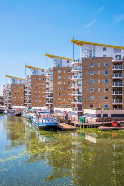 LONDON, UNITED KINGDOM - 6 Haziran 2018 'de Londra' da bulunan Limehouse Havzası 'ndaki liman binalarının manzarası.
