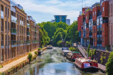 LONDON, UNITED KINGDOM - 6 Haziran 2018 'de Londra' da Londra 'nın doğu ucunda ünlü bir kanal olan limehouse Cut' un görüntüsü