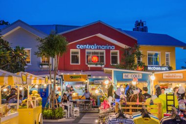 PATTAYA, THAILAND - 29 Haziran 2018 'de Pattaya' daki ünlü Central Marina Alışveriş Merkezi 'nin önünde sokak gıda satıcıları ve gece marketleri