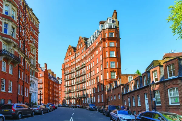 LONDON, UNITED KINGDOM - Mayıs 06: Londra 'daki Royal Albert Hall yakınlarındaki Kensington' daki lüks apartmanların geleneksel İngiliz mimarisi