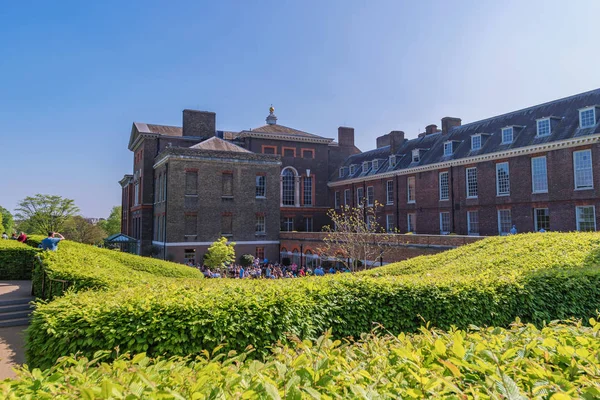 Bu, Londra 'da 06 Mayıs 2018' de kurulan Kraliyet Sarayı ve popüler bir seyahat merkezi olan Kensington Sarayı 'nın görüntüsü.