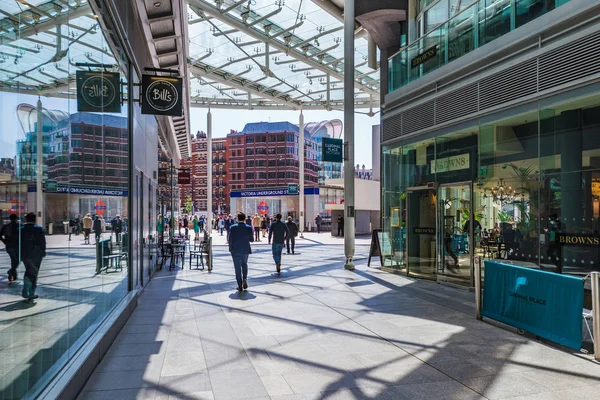 Burası Kardinal Place, 17 Mayıs 2018 'de Londra' da Victoria İstasyonu yakınlarındaki Wesminster şehir merkezinde bir perakende ve ofis geliştirme tesisi.