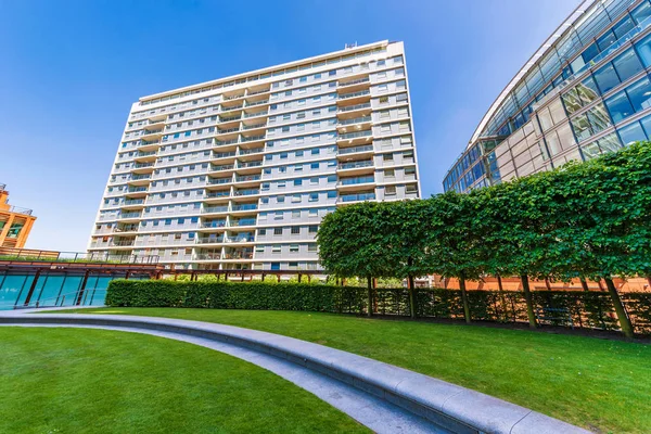 LONDON, UNITED KINGDOM - 17 Mayıs 2018 'de Londra' da Wesminster şehir merkezinde bulunan Kardinal Place 'de bir perakende ve ofis geliştirme