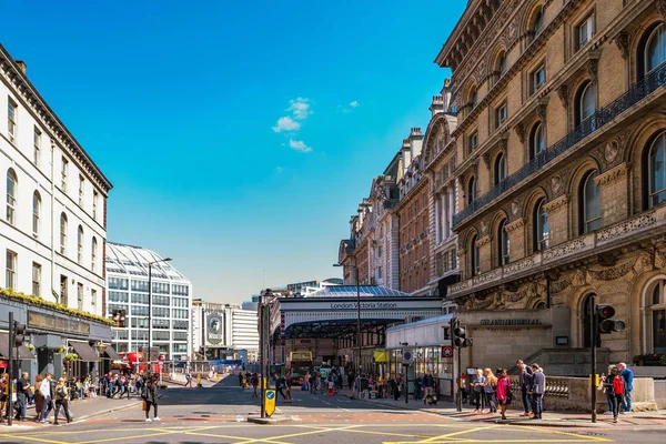 Londra 'nın ana ulaşım merkezlerinden biri olan Victoria istasyonunun geleneksel İngiliz mimarisi 17 Mayıs 2018' de Londra 'da gerçekleşti.