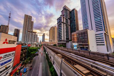 BANGKOK, THAILAND - 3 Temmuz 2018 tarihinde Bangkok 'ta Phaya Thai BTS istasyonundan yapılan suikast sırasında yüksek binaların görüntüsü