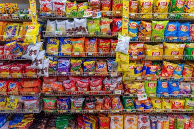 Pattaya, Tayland - 10 Temmuz: Bu 10 Temmuz 2018 Pattaya bir 7-Eleven marketin aperatifler koridorda olduğunu