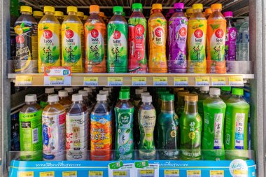 Pattaya, Tayland - 10 Temmuz: Çay buzdolabı bir 7-Eleven kolaylık mağaza üzerinde 10 Temmuz 2018 Pattaya şişe
