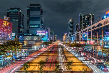 Bangkok, Tayland - 12 Temmuz: Gece Sutthisan istasyonu yakınlarındaki Ratchada alanda modern şehir binaların 12 Temmuz 2018 üzerinde Bangkok görülmektedir