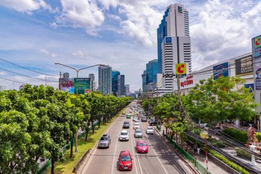 Bangkok, Tayland - 15 Temmuz: Şehir şehir binaları ve görünümünü Ratchada alanında arabalı işlek yol üzerinde 15 Temmuz 2018 Bangkok