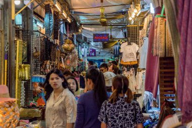 Bangkok, Tayland - 15 Temmuz: Dükkan ve tezgahları ünlü Chatuchak Hafta sonu Pazar, 15 Temmuz 2018 üzerinde Bangkok Bangkok popüler seyahat hedef