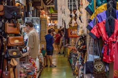 Bangkok, Tayland - 15 Temmuz: Dükkan ve tezgahları ünlü Chatuchak Hafta sonu Pazar, 15 Temmuz 2018 üzerinde Bangkok Bangkok popüler seyahat hedef
