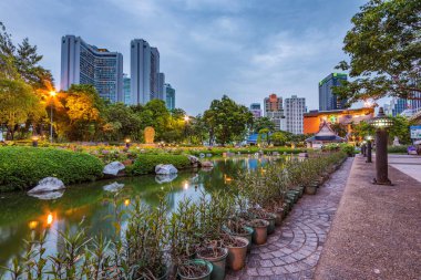 Bangkok, Tayland - 16 Temmuz: Bu bir akşam Benchasiri park ve Bangkok şehir binaları 16 Temmuz 2018 üzerinde Bangkok görülmektedir