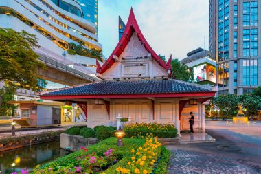 Bangkok, Tayland - 16 Temmuz: Bu bir akşam Benchasiri park geleneksel Tay mimari 16 Temmuz 2018 üzerinde Bangkok görülmektedir