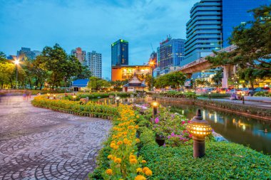Bangkok, Tayland - 16 Temmuz: Bu bir akşam Benchasiri Park mesafe şehir şehir binaları ile 16 Temmuz 2018 üzerinde Bangkok görülmektedir